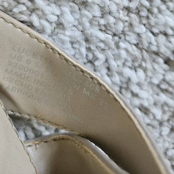 CALVIN KLEIN Tan patent leather heels...size 6.5 - Picture 6 of 7